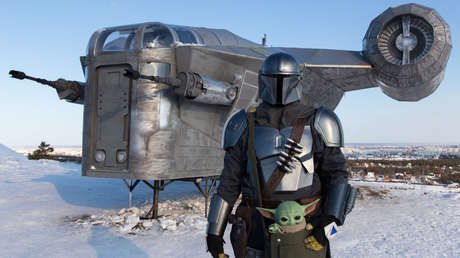 VIDEO: Una ráfaga de viento arrastra y destroza una réplica de la nave estelar de la serie 'The Mandalorian' en Siberia