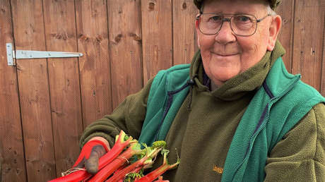 Un jubilado de 72 años que triunfa en la Red con fotos de verduras gigantes se convierte en estrella de una campaña de Gucci