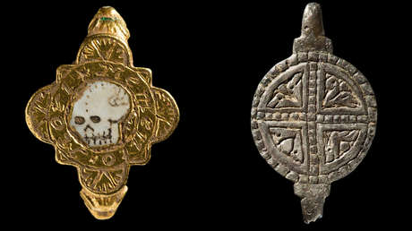 Reconocen como tesoros un insólito anillo con una calavera y otras joyas encontradas en Gales