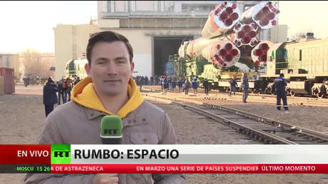 Instalan en Baikonur el cohete con una nave Soyuz de cara al lanzamiento a la EEI