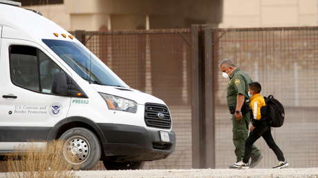 "Me dejaron botado": Momento en que un niño inmigrante pide ayuda a un agente tras ser abandonado en una zona desértica en la frontera sur de EE.UU.