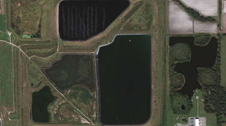 Nuevas imágenes satelitales del embalse con aguas residuales en Florida antes y después de detectar la brecha que provocó una masiva evacuación