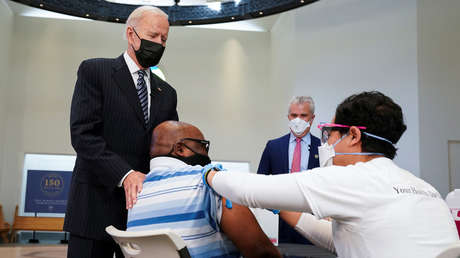 VIDEO: Biden se acerca a una mujer y le insta a mantener el distanciamiento social