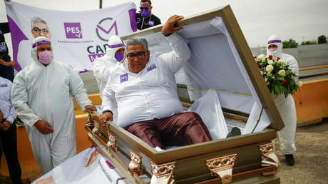 Candidato a diputado federal de México llega a su mitin de campaña en un ataúd (VIDEO)