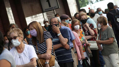 Suspenden una jornada de vacunación en un estadio de Argentina para celebrar un partido de fútbol y las presiones obligan a reanudarla
