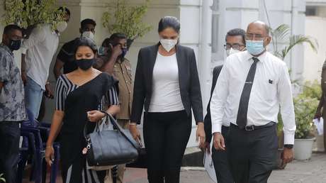 Detienen a la 'Señora Mundo' luego de que le arrebatara la corona a Mrs Sri Lanka, acusándola de estar divorciada