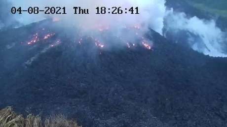 Captan el volcán La Soufrière mientras se prepara la evacuación de 16.000 residentes de San Vicente ante "un posible desastre" por su actividad