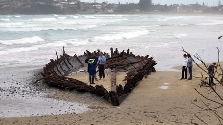 Las lluvias dejan al descubierto un barco del siglo XIX enterrado en las arenas de la costa australiana