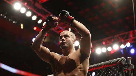 El astro de MMA Eddie Álvarez es descalificado tras propinarle un brutal golpe en la nuca a su rival y explota en llanto en su esperada vuelta al ring