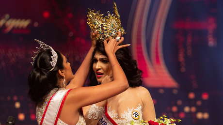 Renuncia a su título la 'Señora Mundo' que fue detenida tras arrebatarle la corona a Mrs Sri Lanka