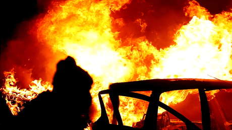 Más de 70 policías heridos en choques y actos vandálicos en el peor estallido de violencia en Irlanda del Norte en varios años: ¿qué está pasando?