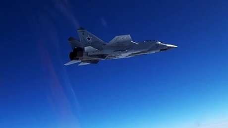 VIDEO: Un caza MiG-31 ruso escolta un avión de reconocimiento estadounidense sobre el océano Pacífico