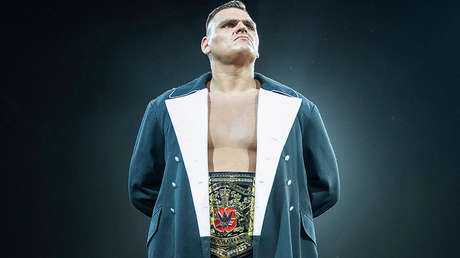 Compra por unos 30 dólares el cinturón robado a un campeón de la WWE, se lo devuelve y recibe un inesperado regalo de las leyendas de la empresa