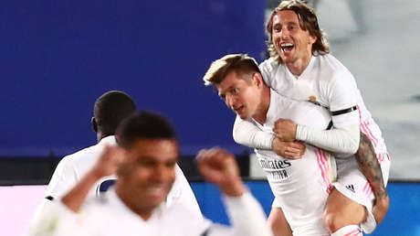 El Real Madrid se lleva el clásico tras vencer 2-1 al F.C. Barcelona