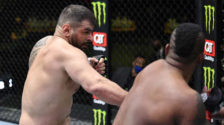 VIDEO: El 'Hombre montaña' noquea a su rival tras derribarlo de un brutal derechazo en la sien y terminar con un 'golpe de martillo'