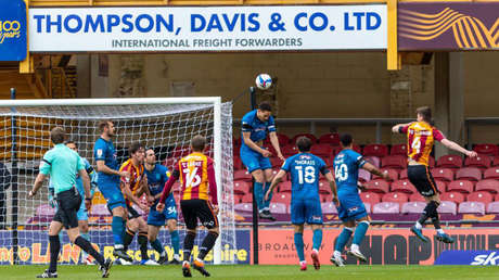 VIDEO: Un futbolista golpea a un compañero y protagoniza una "versión superbarata" del famoso cabezazo de Zidane a Materazzi