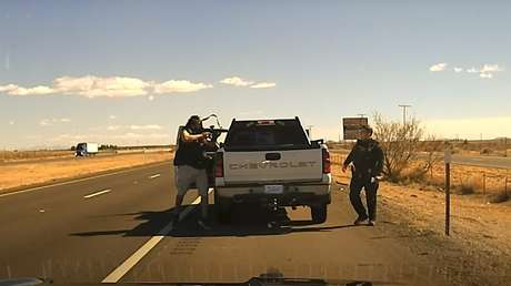 Cámaras policiales captan el momento en que un traficante de drogas mata a tiros a un agente durante un control de tráfico