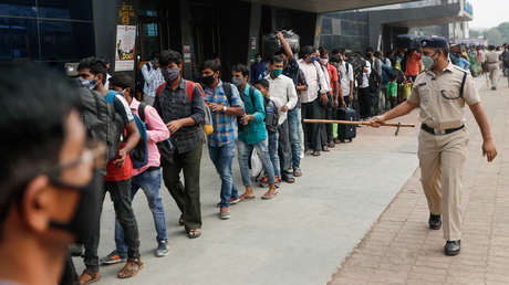 Castigan a extranjeros en la India obligándoles a escribir 500 veces "lo siento" por violar el confinamiento