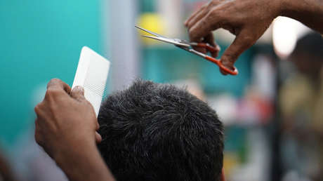 Un 'tiktoker' deja irreconocible a un indigente con un corte de pelo a fondo que 'enamora' a la Red (VIDEO)