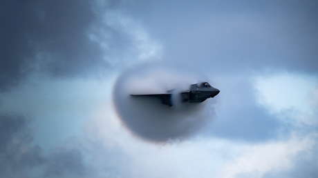 Biden sigue adelante con un controvertido acuerdo de armas de Donald Trump