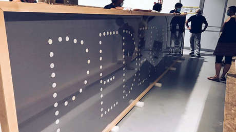 Abel Azcona ya puede regresar a España: archivan la causa contra el artista por escribir la palabra 'pederastia' con hostias consagradas