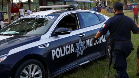 "Su trabajo es cuidar a la gente y no estar acosando niñas": Una joven mexicana denuncia en videos el asedio callejero de una patrulla de la Policía