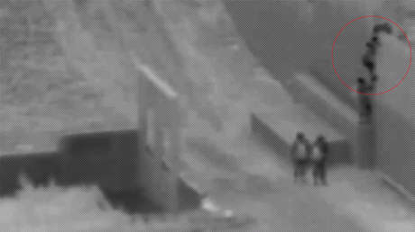 VIDEO: Un traficante arroja a un niño de 2 años desde lo alto del muro fronterizo entre México y EE.UU.