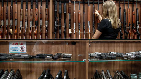 "Bolsonaro no ofrece nada que no sean armas": Experta brasileña habla sobre los decretos firmados por el presidente en medio de la pandemia