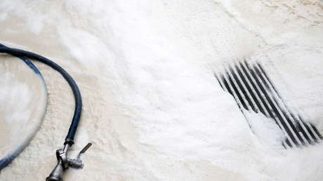 VIDEO: Un río se tiñe de blanco tras volcarse un camión lechero