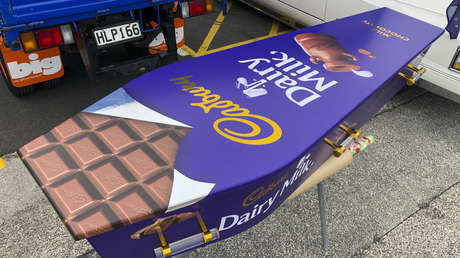 Funerales 'a todo color': un neozelandés fabrica llamativos ataúdes con forma de dónut, velero o tableta de chocolate (FOTOS)