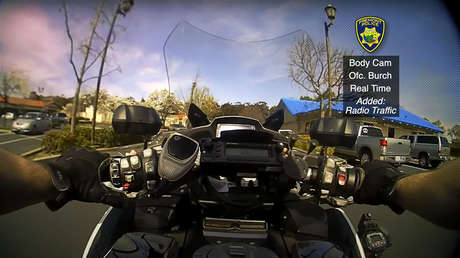 VIDEO: Un delincuente buscado por la Policía intenta robar la moto de un oficial en medio de un impactante tiroteo en EE.UU.