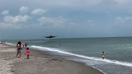 VIDEOS: Un avión de la Segunda Guerra Mundial aterriza en una playa repleta de turistas en Florida