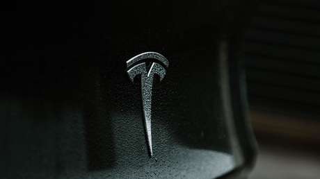 Mueren dos personas en un vehículo Tesla 'sin conductor' que chocó contra un árbol y se incendió de inmediato (FOTOS)