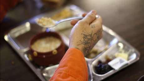 El 'motín' del tiramisú: Un recluso en Francia gana fama en Internet por improvisar guisos con los limitados recursos de la cárcel