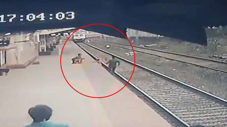VIDEO: Un hombre salva en el último momento a un niño de ser arrollado por un tren tras caer a las vías