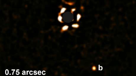 Fotografían un exoplaneta gigante, seis veces más pesado que Júpiter, en un lugar totalmente inesperado