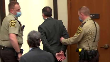 Derek Chauvin anota un número de teléfono en una mano y su abogado explica la razón