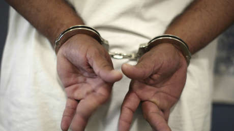 VIDEO: Un policía arremete a puñetazos contra un manifestante afroamericano ya sometido en el piso