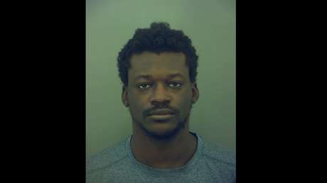 Un niñero usa 'llaves de lucha libre' para aplacar a un bebé de un año y provoca su muerte