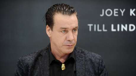 VIDEO: El vocalista de Rammstein sorprende al interpretar en ruso una canción de guerra soviética