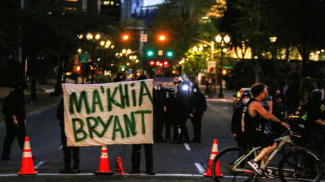 Difunden nuevas imágenes que muestran a la afroamericana Ma'Khia Bryant arremetiendo con un cuchillo contra una joven