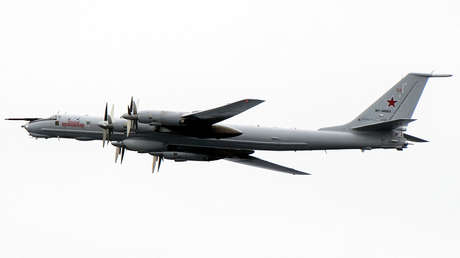Cazas F-18 de EE.UU. escoltan dos aviones TU-142 rusos durante su vuelo planeado sobre el Pacífico, denuncia el Ministerio de Defensa ruso