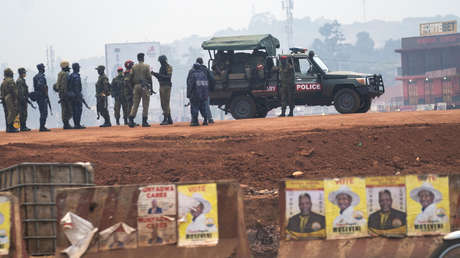 "Era una cámara de tortura": Detenidos en Uganda por supuesto apoyo a la oposición denuncian que fueron golpeados con alambres, tiroteados y azotados