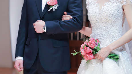 Detienen a los novios y al cura de una boda con exceso de invitados que violaba la cuarentena en Chile (VIDEO)