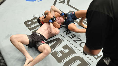 VDEO: Un peleador invicto de MMA gana por nocaut con una poderosa llave anaconda que deja inconsciente a su rival