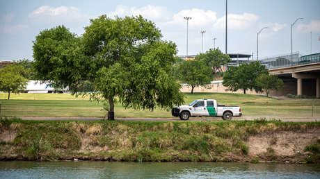 VIDEO: Un abuelo que no pudo visitar a su nieto en México lo sorprende al cantarle feliz cumpleaños desde el otro lado del río fronterizo con EE.UU.