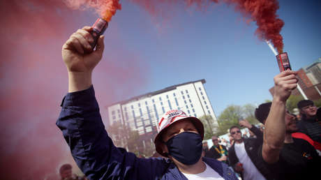 VIDEOS: Aficionados del Manchester United queman una bandera de EE.UU. en protesta contra los dueños del club y la Superliga