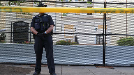 VIDEO: Un policía lanza al suelo y le da un puñetazo en la cara a un adolescente con autismo