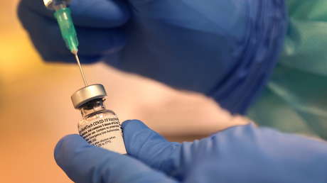 Una enfermera alemana sustituyó varias vacunas contra el covid-19 por una solución salina para cubrir un error