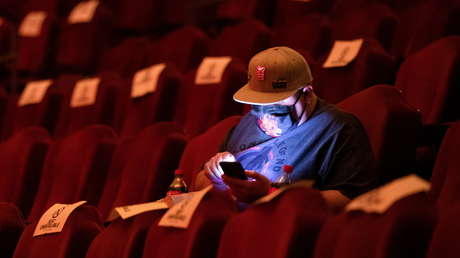 Gastar casi todo en lujos inmediatos, ahorrar poco y endeudarse: cómo vive la generación Z de China